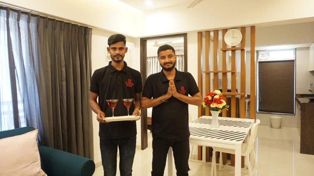 Мумбаи: 2BR Mumbai theme service apartment for staycation by FLORA STAYS