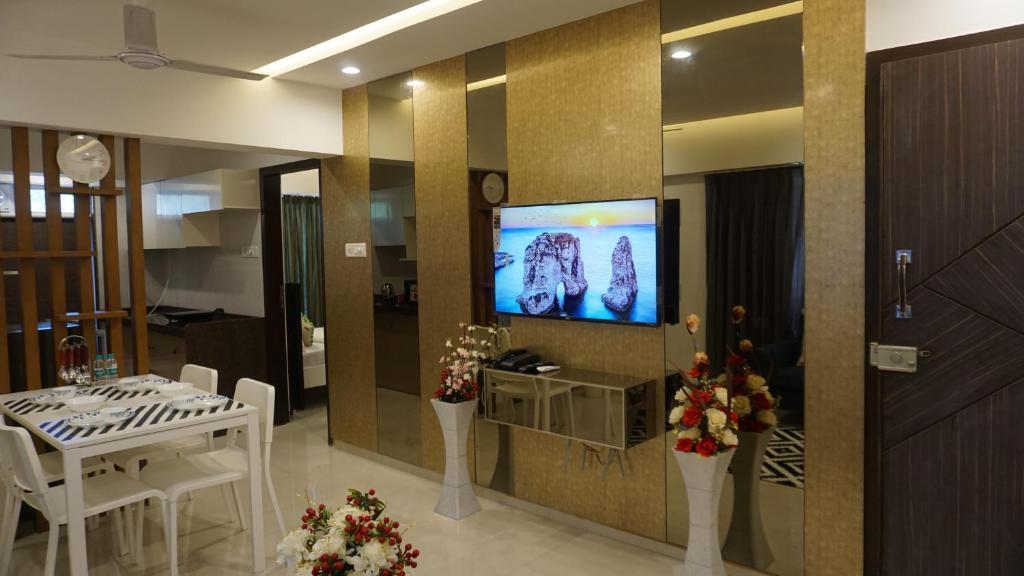 Мумбаи: 2BR Mumbai theme service apartment for staycation by FLORA STAYS
