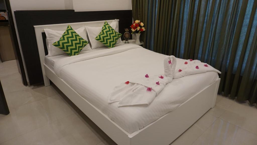 Мумбаи: 2BR Mumbai theme service apartment for staycation by FLORA STAYS
