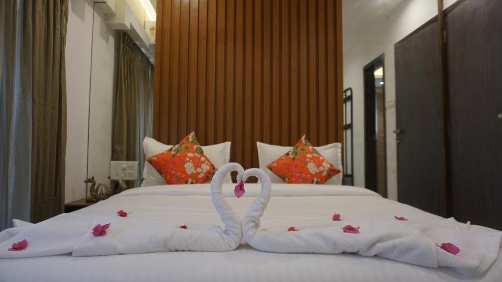 Мумбаи: 2BR Mumbai theme service apartment for staycation by FLORA STAYS