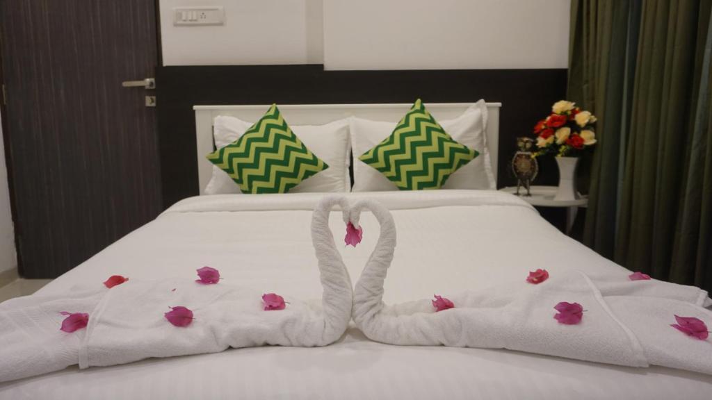Мумбаи: 2BR Mumbai theme service apartment for staycation by FLORA STAYS