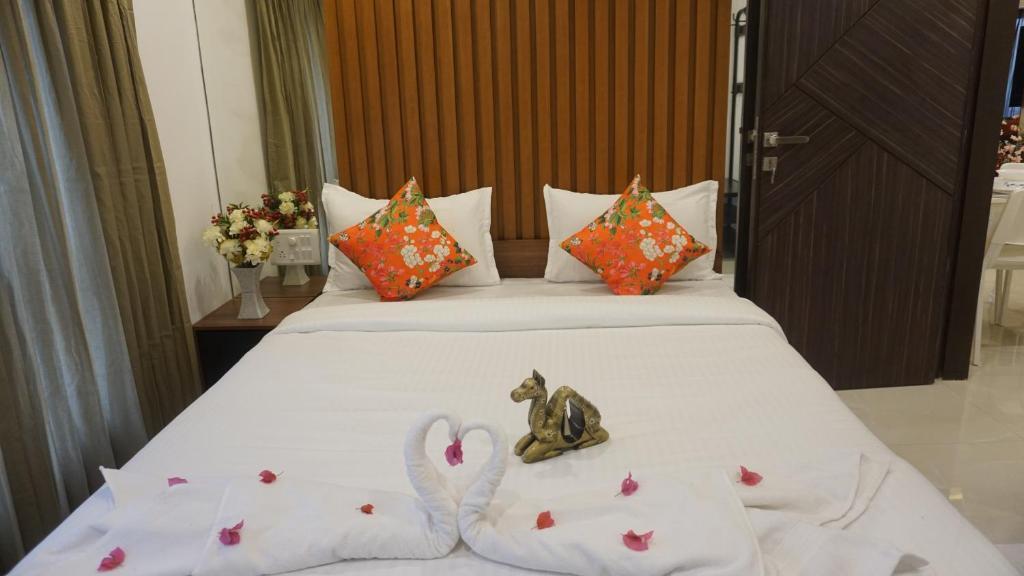 Мумбаи: 2BR Mumbai theme service apartment for staycation by FLORA STAYS