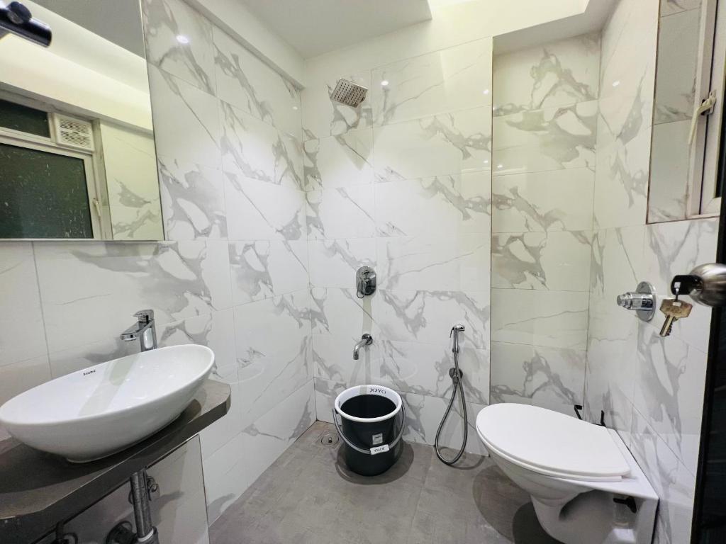 Мумбаи: 2BR Mumbai theme service apartment for staycation by FLORA STAYS
