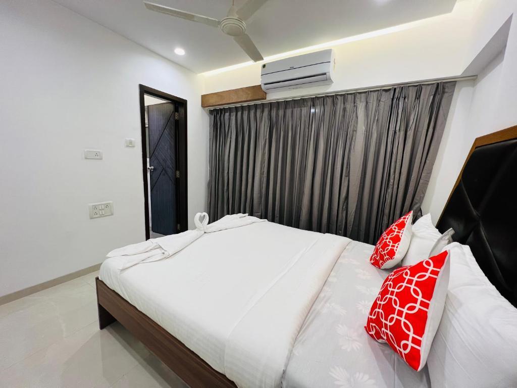 Мумбаи: 2BR Mumbai theme service apartment for staycation by FLORA STAYS