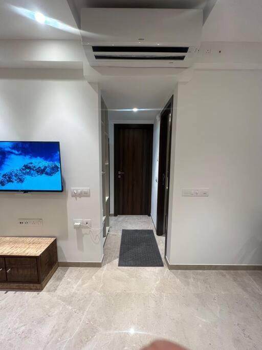 Мумбаи: 1BR Mumbai theme Apartment In Powai by Florastays