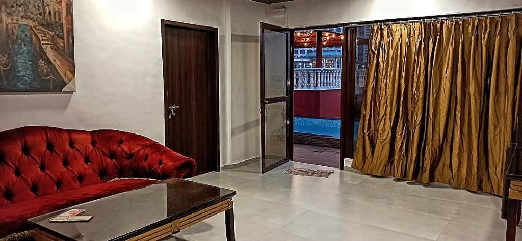 Мумбаи: Villa 406, Dr Wade with Private Pool and Gazebo in Royal Palms Mumbai