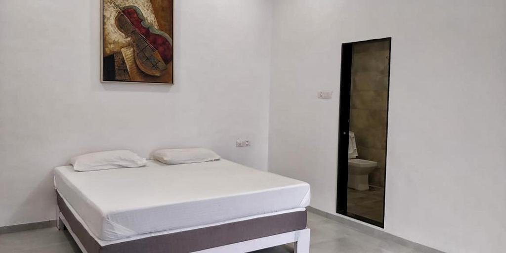 Мумбаи: Villa 406, Dr Wade with Private Pool and Gazebo in Royal Palms Mumbai