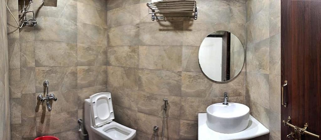 Мумбаи: Villa 406, Dr Wade with Private Pool and Gazebo in Royal Palms Mumbai