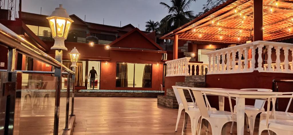 Мумбаи: Villa 406, Dr Wade with Private Pool and Gazebo in Royal Palms Mumbai