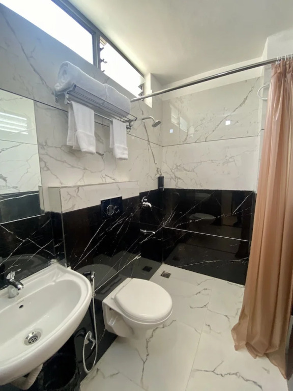 Индаур: Hotel Mumbai House LIG Behind CHL Hospital