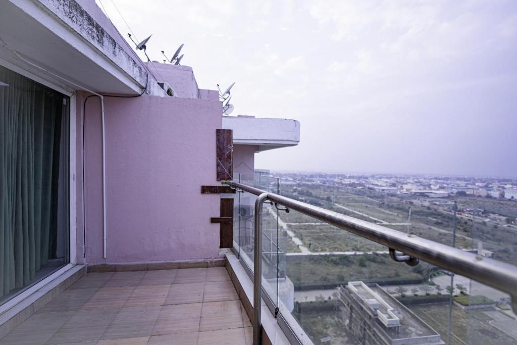 Индаур: 16th Floor 2BHK Fully Furnished Service Apartment