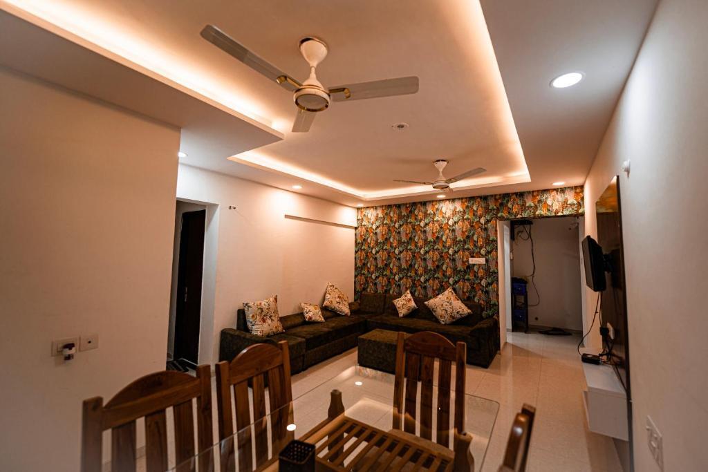 Индаур: 16th Floor 2BHK Fully Furnished Service Apartment