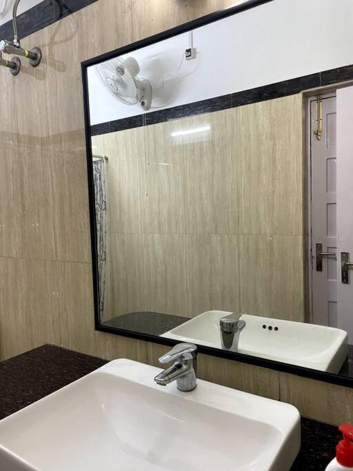 Колката: Lovely 4 bedroom condo