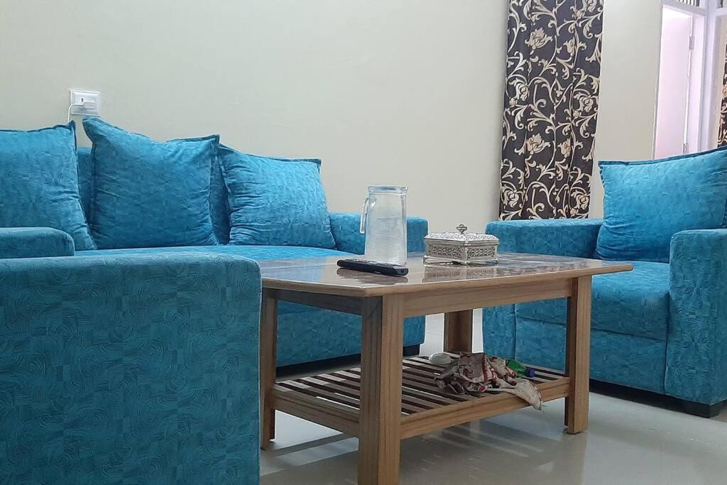 Варанаси: 1bedroom ensuit flat with free covered car parking