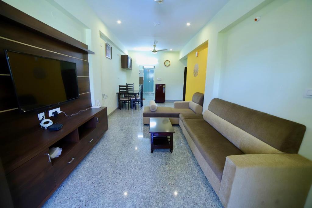Тирупати: TrueLife Homestays - Royal Nagar - Location - Luxury - Service - Near Railway Station on the way to Tirumala Temple - Fast WiFi - Kitchen - Fully Furnished AC 2BHK Service Apartments for Families visiting Tirupati Temple - Top Service with lots of Love