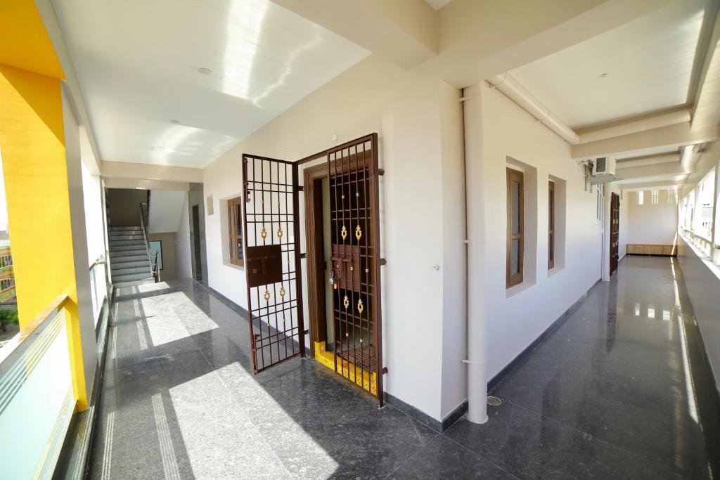 Тирупати: TrueLife Homestays - Royal Nagar - Location - Luxury - Service - Near Railway Station on the way to Tirumala Temple - Fast WiFi - Kitchen - Fully Furnished AC 2BHK Service Apartments for Families visiting Tirupati Temple - Top Service with lots of Love