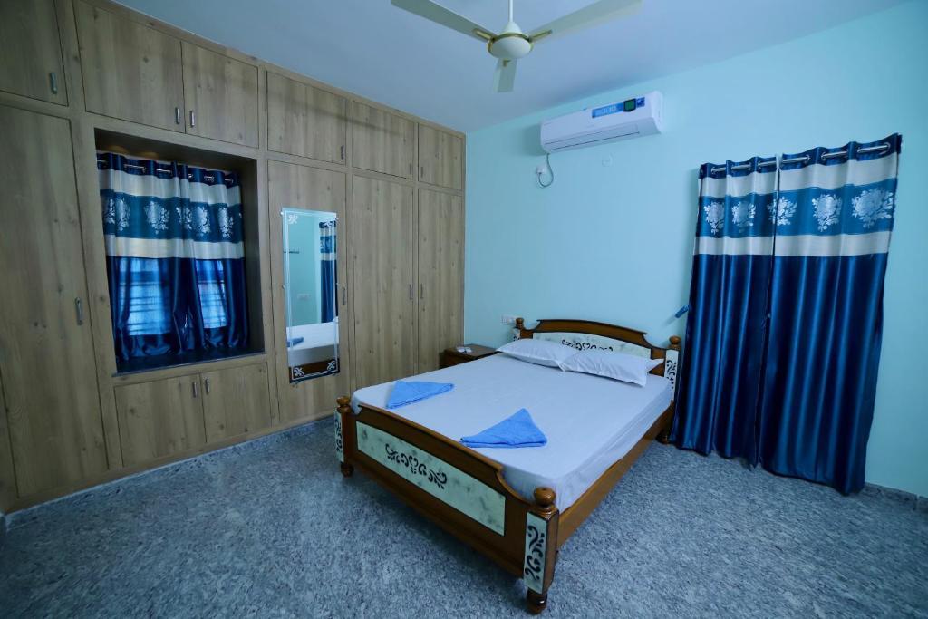 Тирупати: TrueLife Homestays - Royal Nagar - Location - Luxury - Service - Near Railway Station on the way to Tirumala Temple - Fast WiFi - Kitchen - Fully Furnished AC 2BHK Service Apartments for Families visiting Tirupati Temple - Top Service with lots of Love