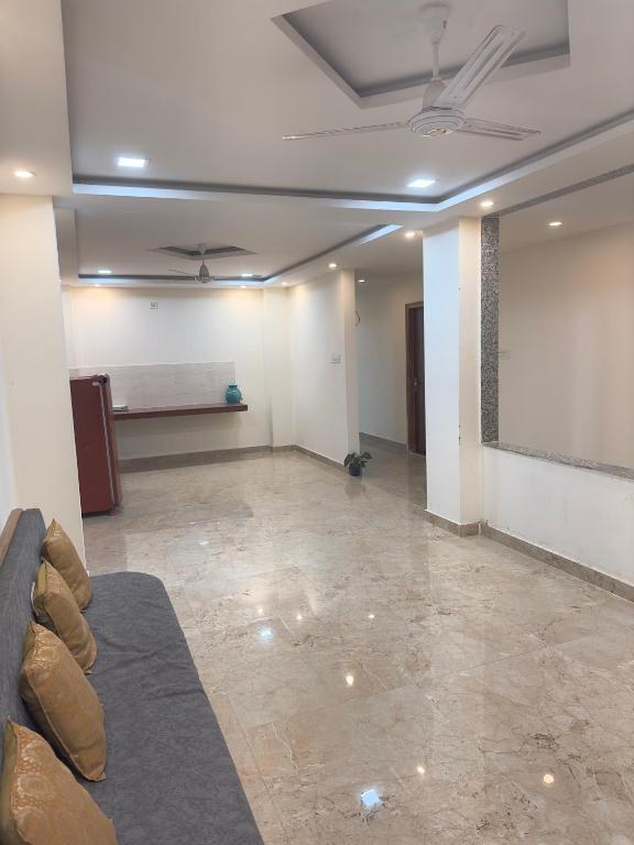 Варанаси: 1 Deluxe & Spacious Master Bedroom with attached Washroom & Bathtub
