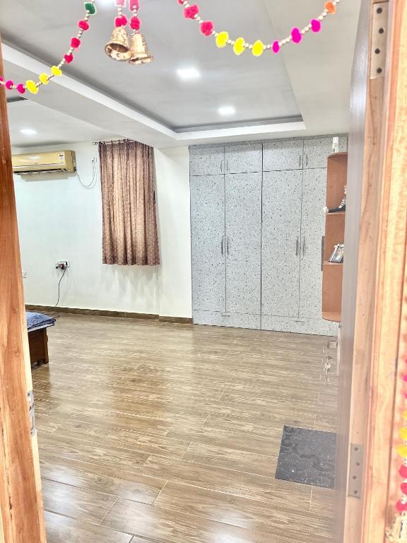 1 Deluxe & Spacious Master Bedroom with attached Washroom & Bathtub — фото 2
