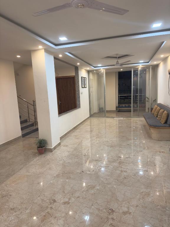 1 Deluxe & Spacious Master Bedroom with attached Washroom & Bathtub — фото 3