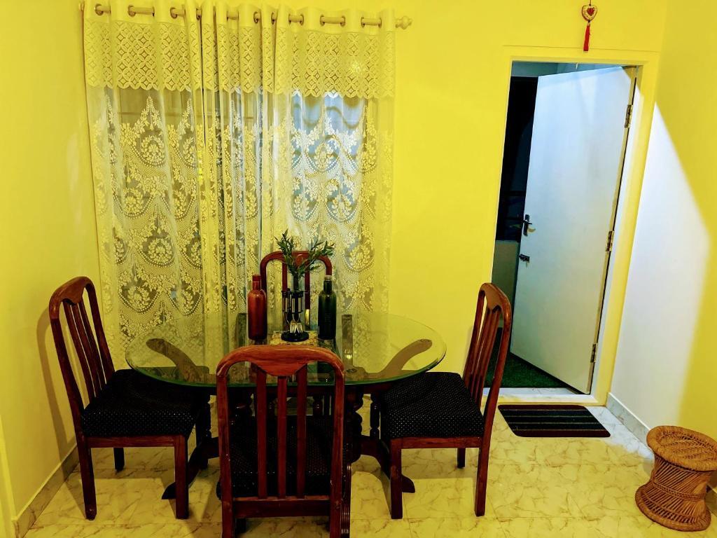 Artistic 2bhk in the Downtown Close To Everything — фото 2
