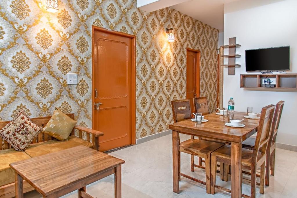 Дхарампур: 3 BHK Serviced Apartment Toy Train Lawn Kasauli