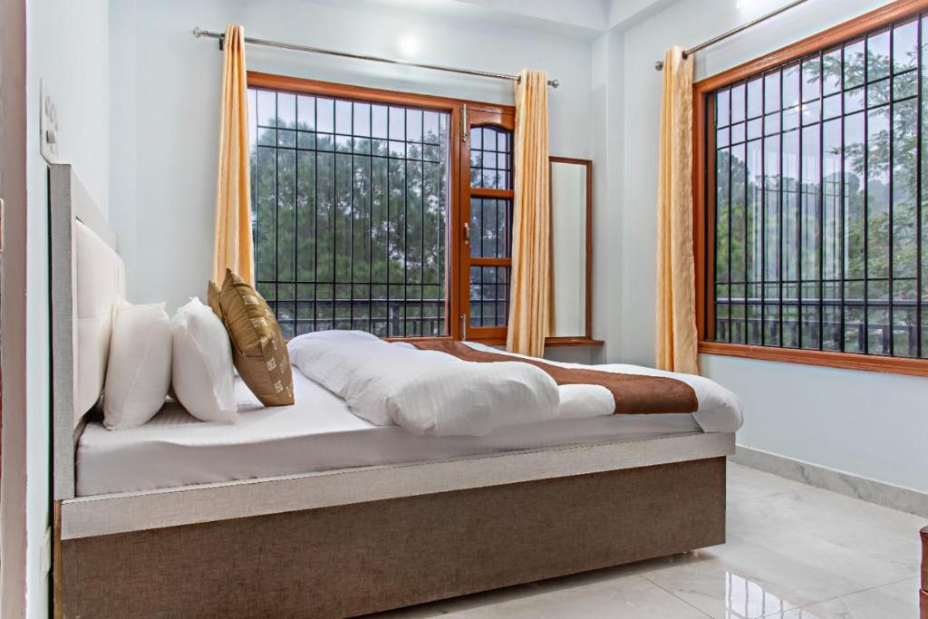 3 BHK Serviced Apartment Toy Train Lawn Kasauli — фото 4
