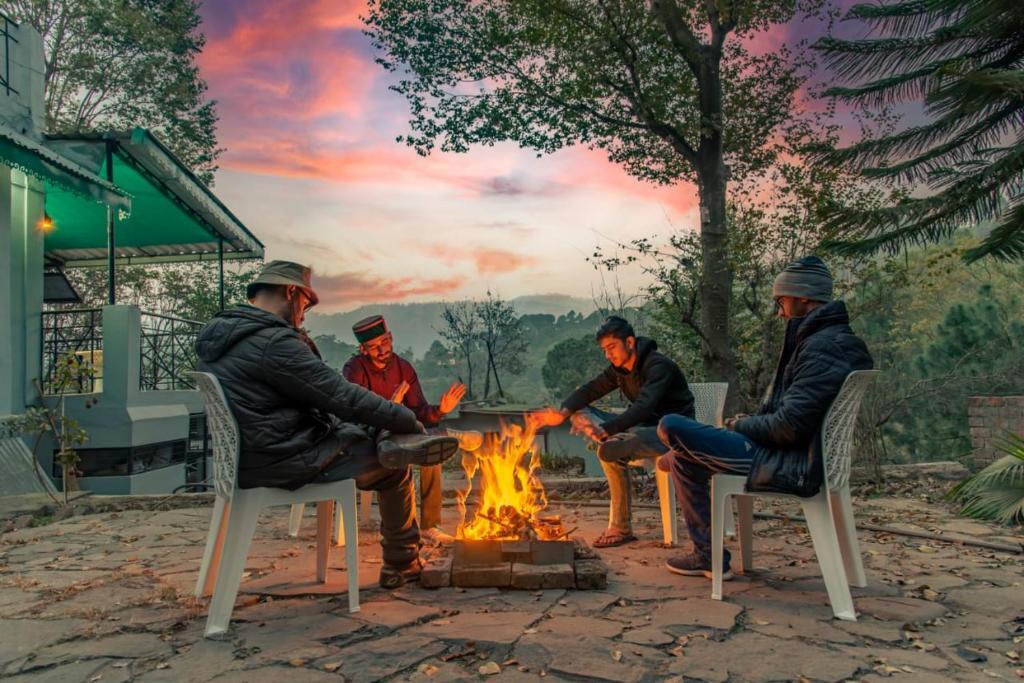 Дхарампур: 3 BHK Serviced Apartment Toy Train Lawn Kasauli