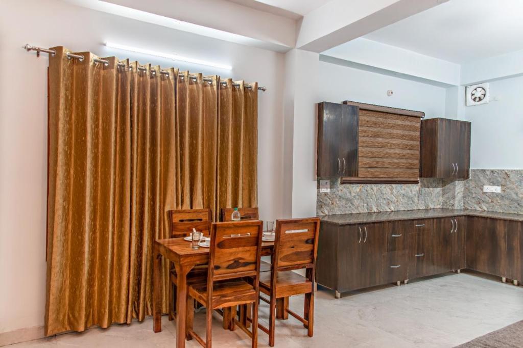 Дхарампур: 3 BHK Serviced Apartment Toy Train Lawn Kasauli