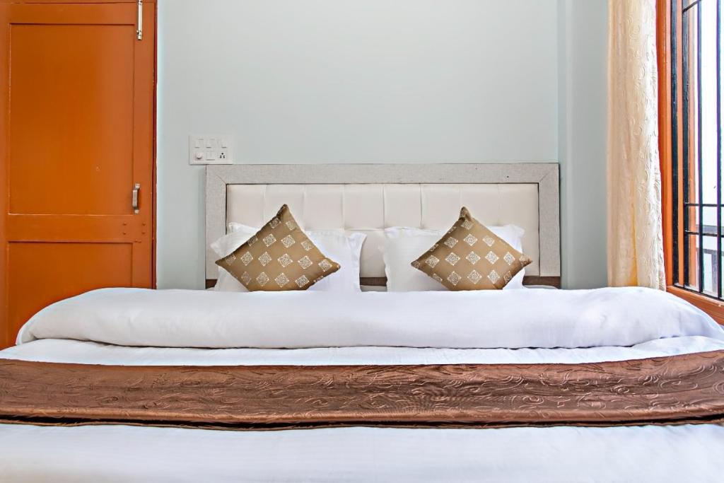 Дхарампур: 3 BHK Serviced Apartment Toy Train Lawn Kasauli