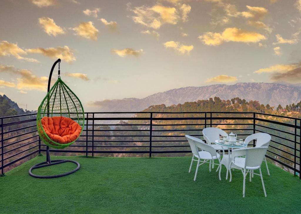 Дхарампур: 3 BHK Serviced Apartment Toy Train Lawn Kasauli