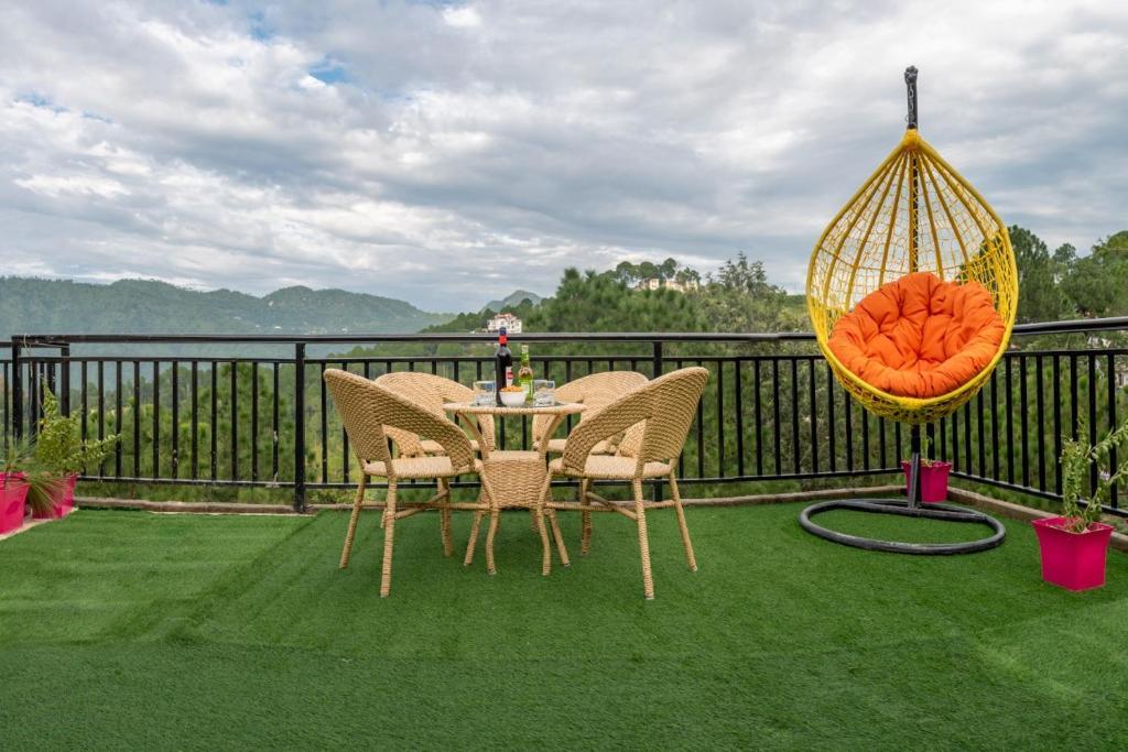 Дхарампур: 3 BHK Serviced Apartment Toy Train Lawn Kasauli
