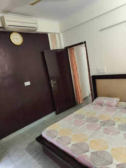 Большая Нойда: 12th Floor, Entire 2bhk with car parking