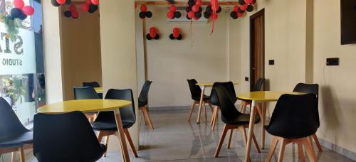 Индаур: Stay10 Studio Apartments