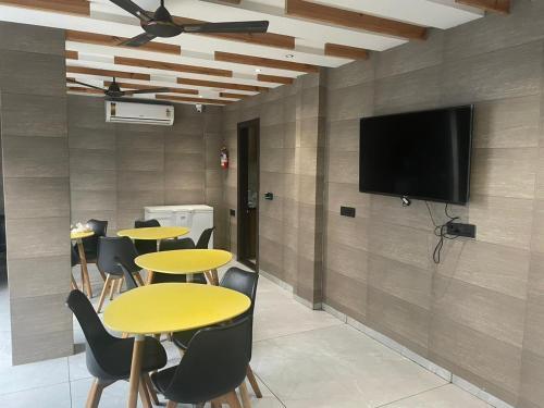 Индаур: Stay10 Studio Apartments
