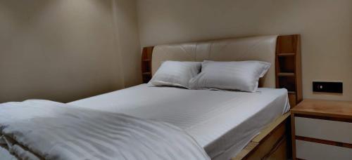 Индаур: Stay10 Studio Apartments