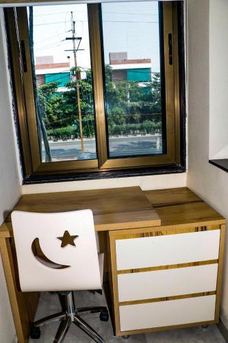 Индаур: Stay10 Studio Apartments