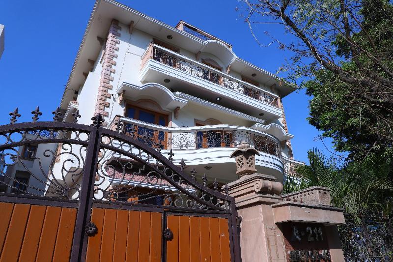 Нойда: Ashray House