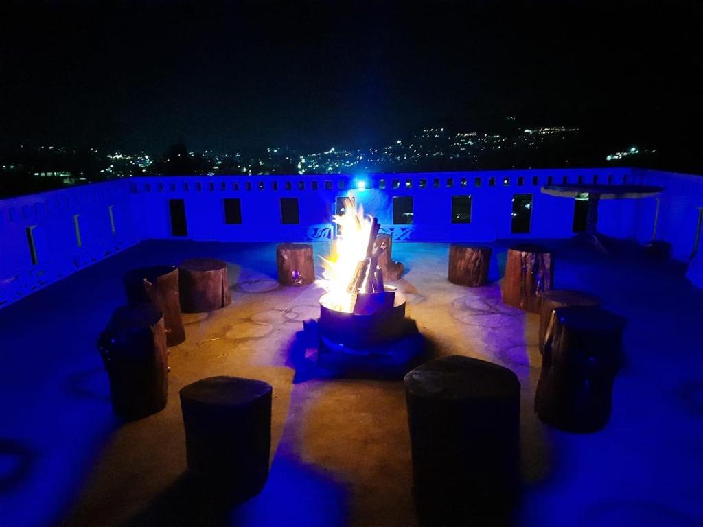Ути: Sunset Valley Holiday Inn