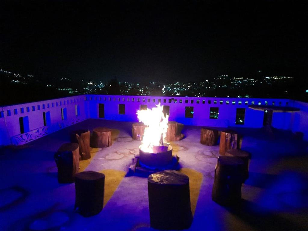 Ути: Sunset Valley Holiday Inn