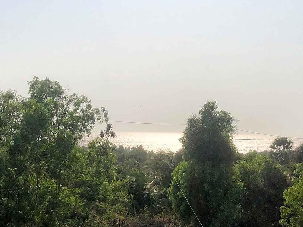 Уттан: Oceanfront 4 bed private pool Gorai beach villa near Mumbai