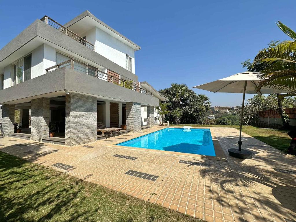 Уттан: Oceanfront 4 bed private pool Gorai beach villa near Mumbai