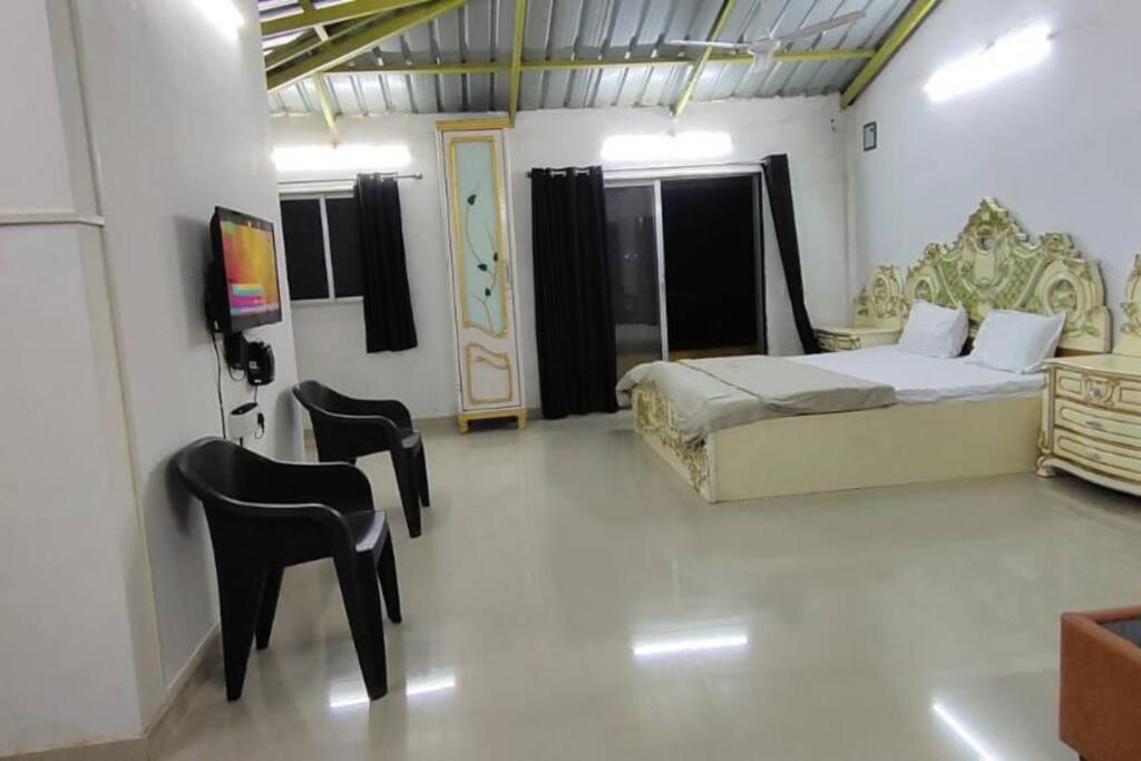 Лонавала: Hill View Residence Room no 7 Top floor City Homes