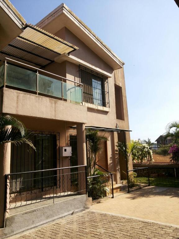 Лонавала: Gurukrupa 3 bhk Bunglow WITH PVT POOL Lonavala , Tungarli , Best location , Hill top