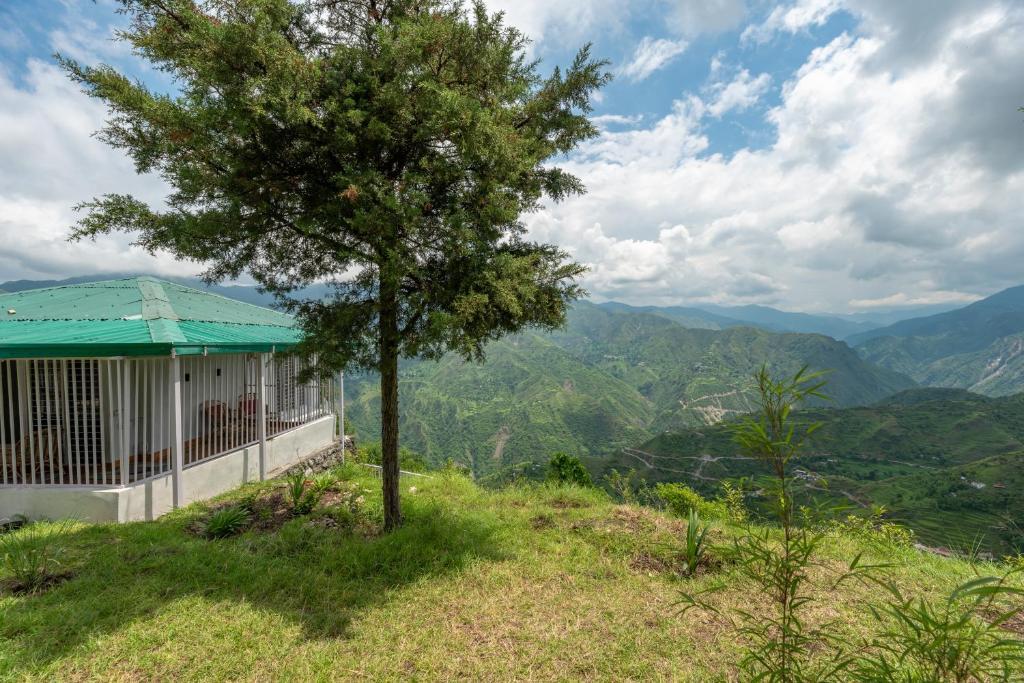 Массури: The Perch - 2bhk W Panoramic Hill View by Roamhome