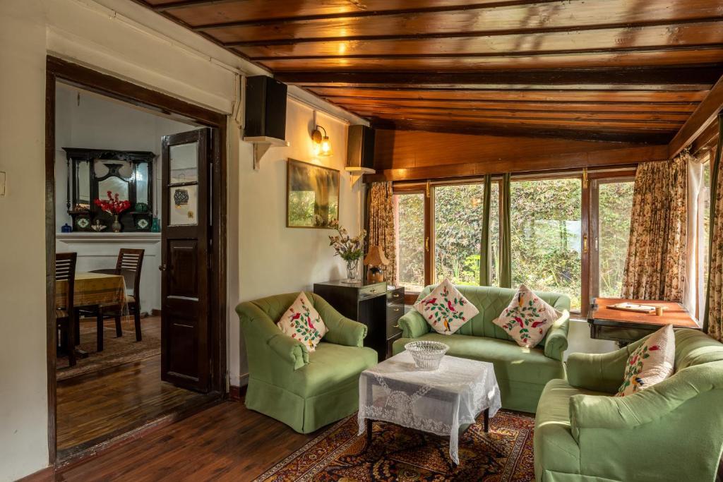 Массури: Lyn Eden - 3bhk villa near Company Garden by Roamhome