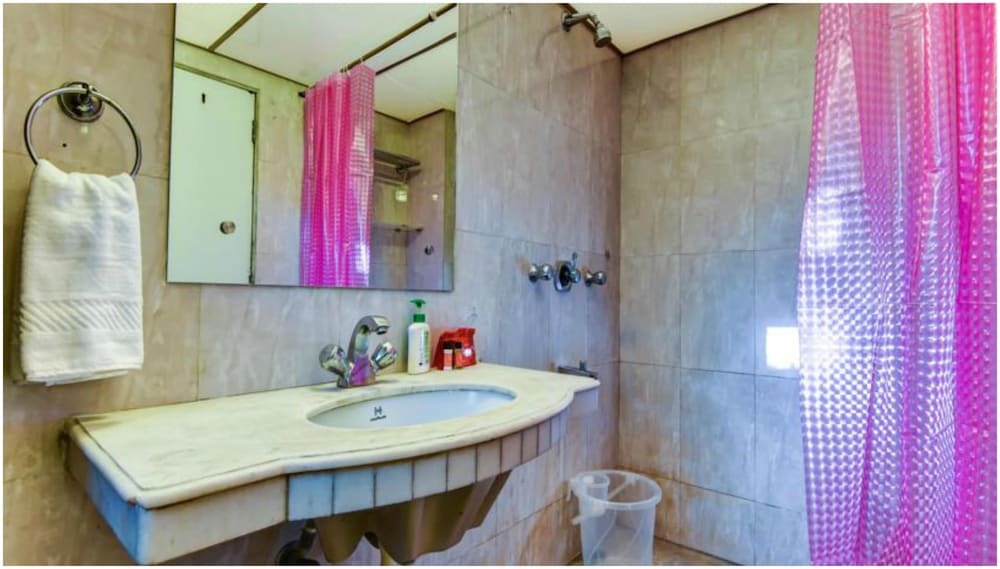 Мумбаи: OYO 2080 Apartment near Juhu Beach