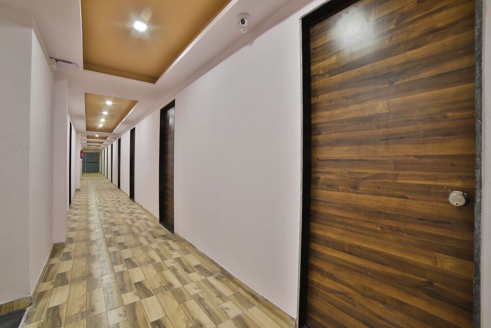 Сурат: OYO Flagship 27974 Madhuram Arcade