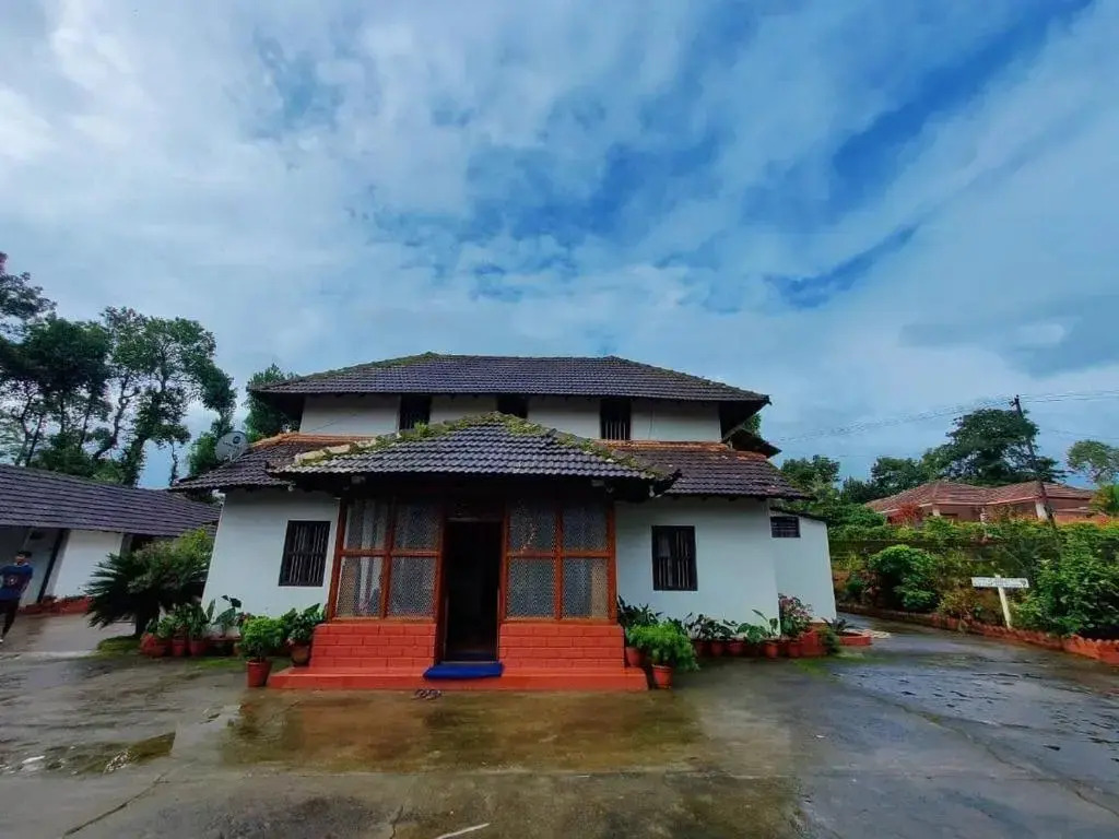 Какабе: Sardar Bahadur's Heritage Bungalow Estate Stay