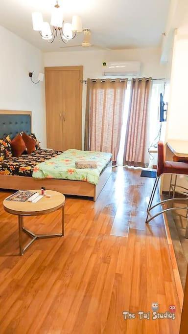 Нойда: Taj Studios-Serviced Studio Apartment(Free Bfast)